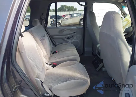 2000 Ford Expedition Xlt from USA, damaged, VIN 1FMRU1562YLC08238